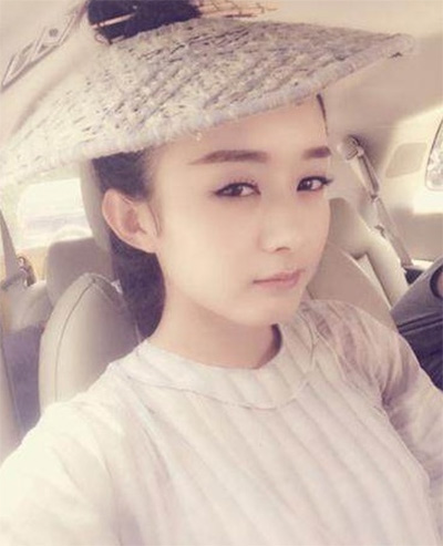 看看女星們花式戴草帽的帽子戲法！